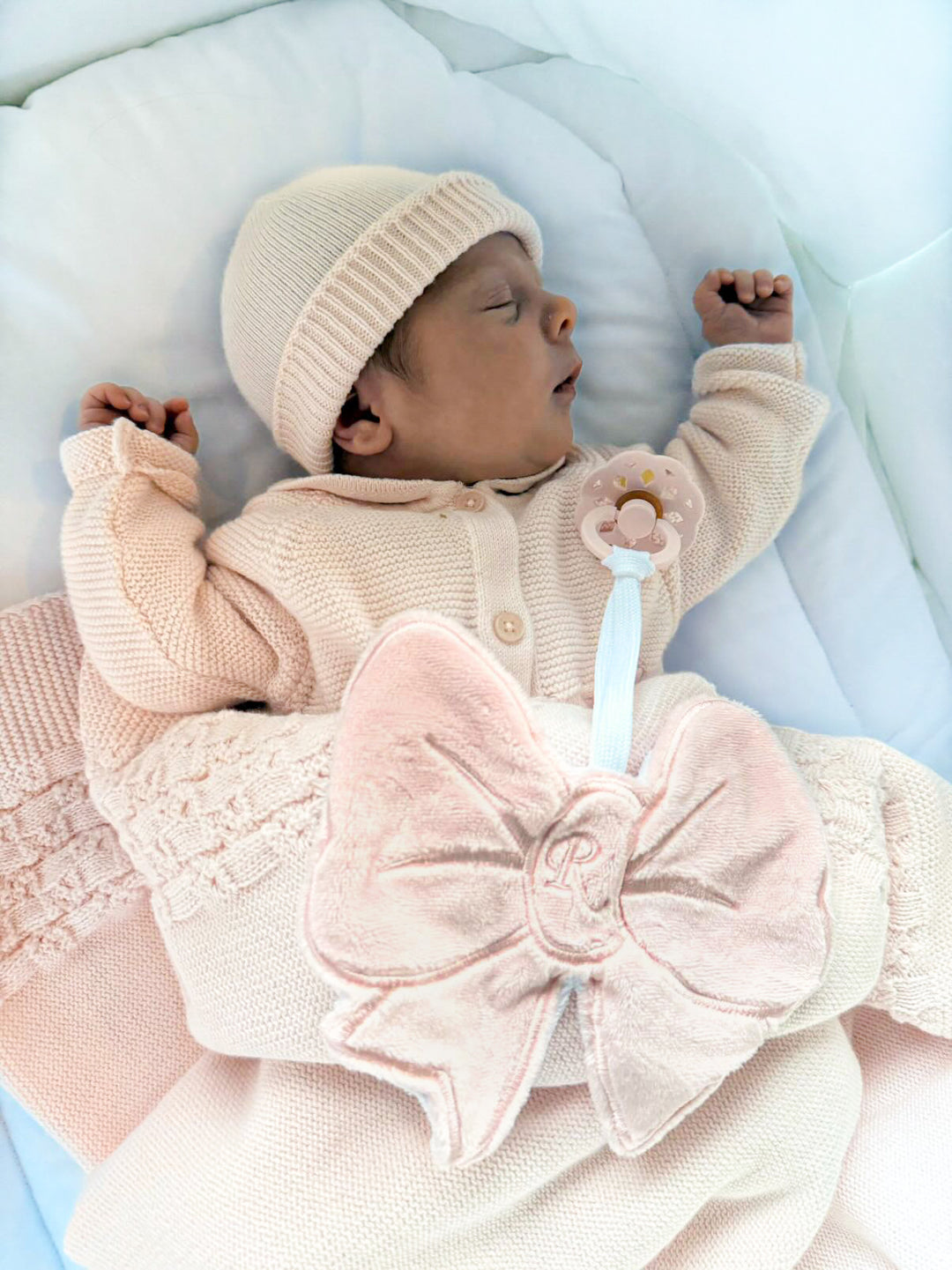 Speendoek bow + initiaal (div. kleuren) - Little Mack