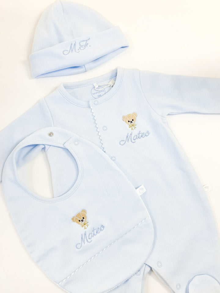 Gepersonaliseerde geboorteset met slabber en mutsje van het merk Laranjinha