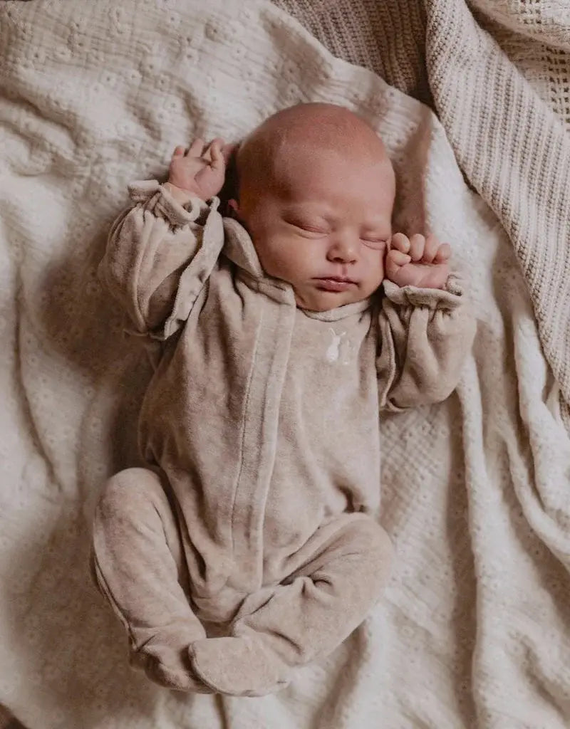 Babypakje velours ruffles (camel) - Poetree Kids