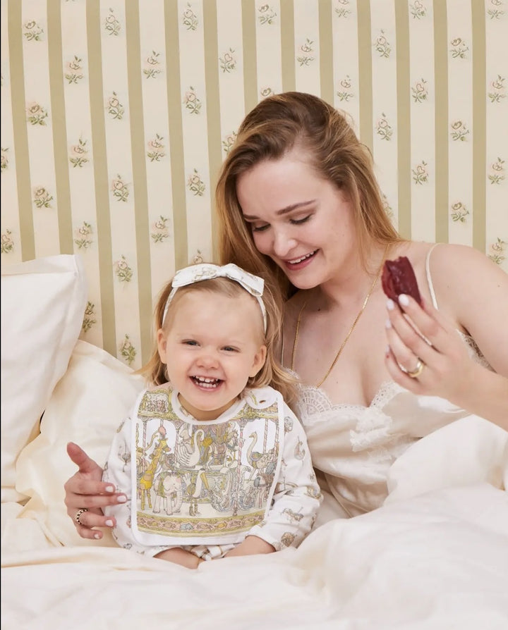 Satin Bib Carrousel (lichtroze) - Atelier Choux