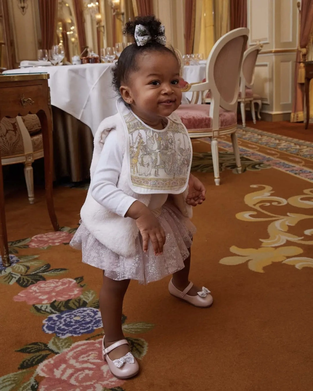 Satin Bib Carrousel (lichtroze) - Atelier Choux