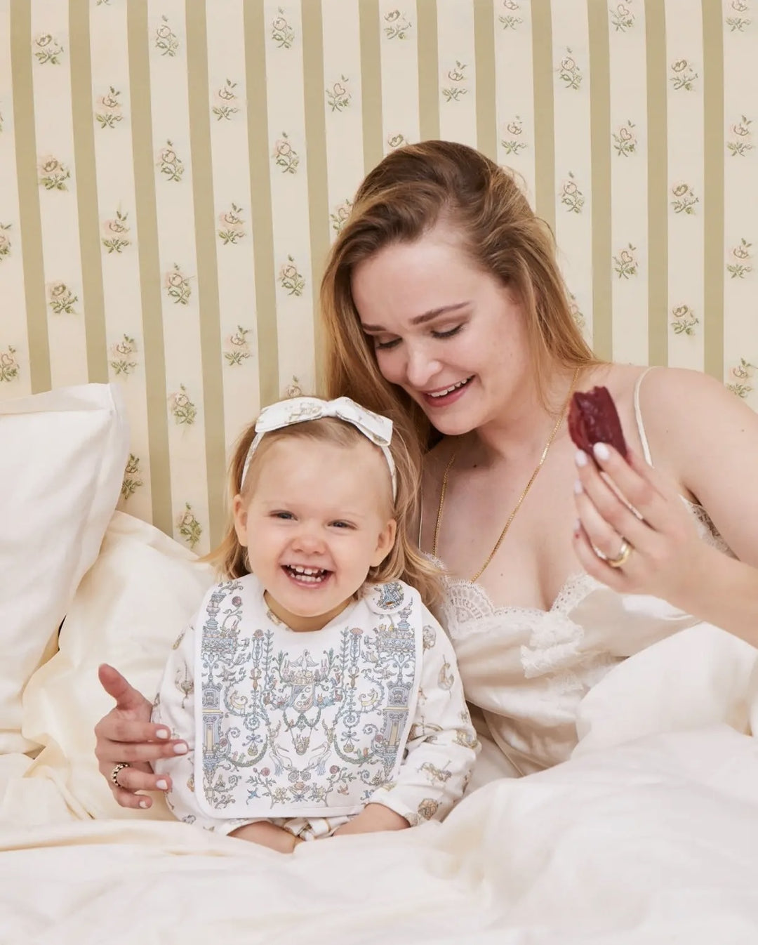 Satin Bib Toile de Jouy (lichtblauw) - Atelier Choux