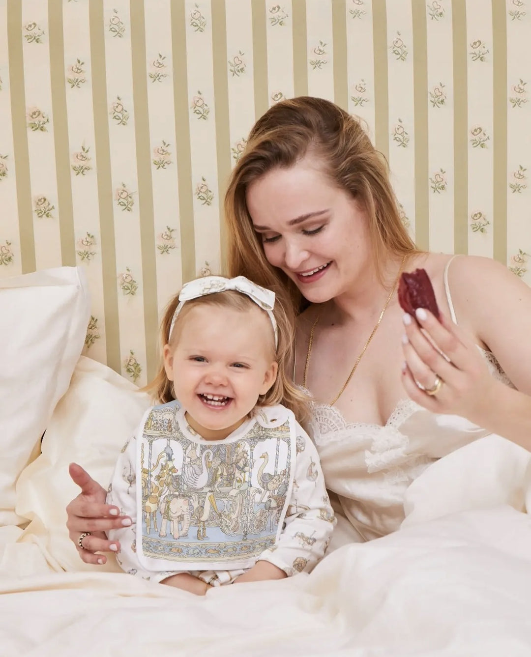 Satin Bib Carrousel (lichtblauw) - Atelier Choux