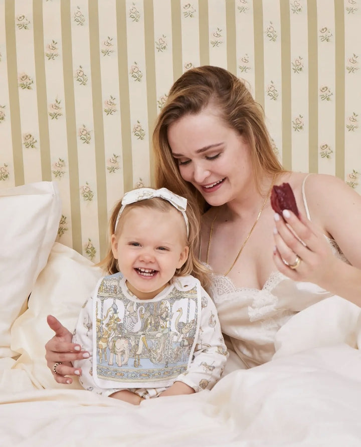 Satin Bib Carrousel (lichtblauw) - Atelier Choux