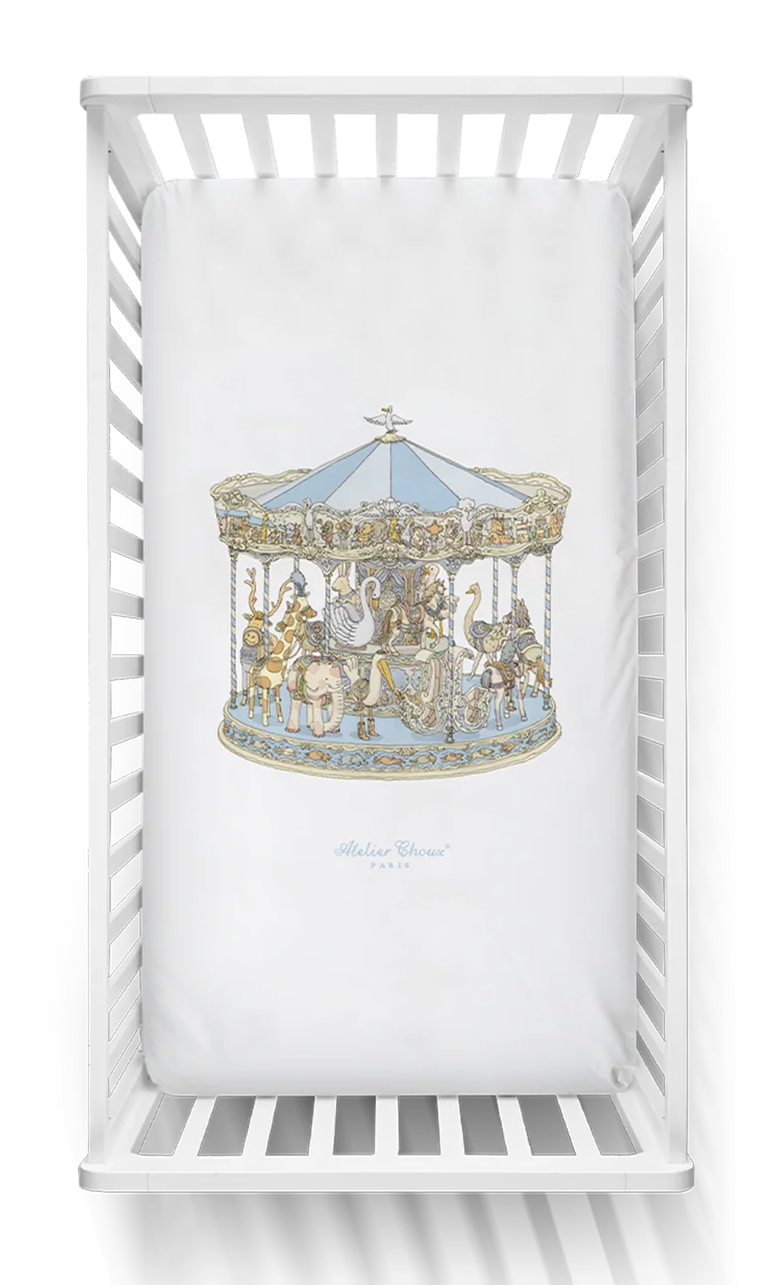 Atelier Choux hoeslaken Carousel Blue met luxe Franse illustraties in blauwe tinten voor de babykamer