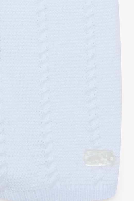 Detail van lichtblauw babypak van Tartine et Chocolat met verfijnde structuur en subtiel logo