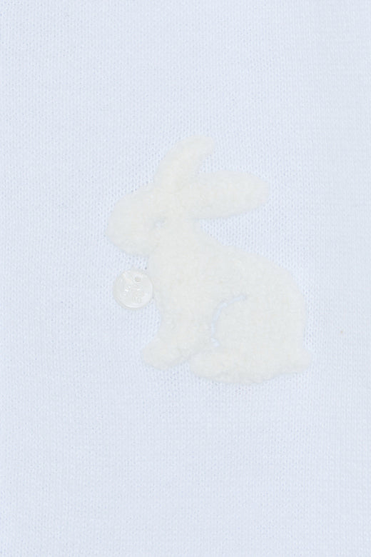 Detail van lichtblauw boxpakje van Tartine et Chocolat met zachte konijnenapplicatie