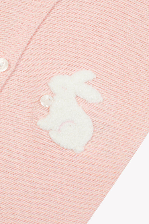 Detail van lichtroze boxpakje van Tartine et Chocolat met zachte konijnenapplicatie