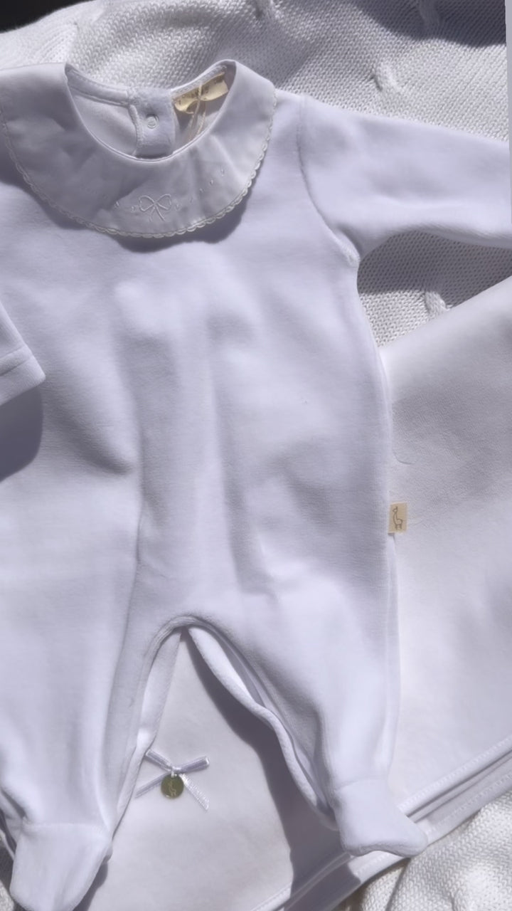 Baby Gi Velours Boxpakje Wit met Kraag en strik bordruring