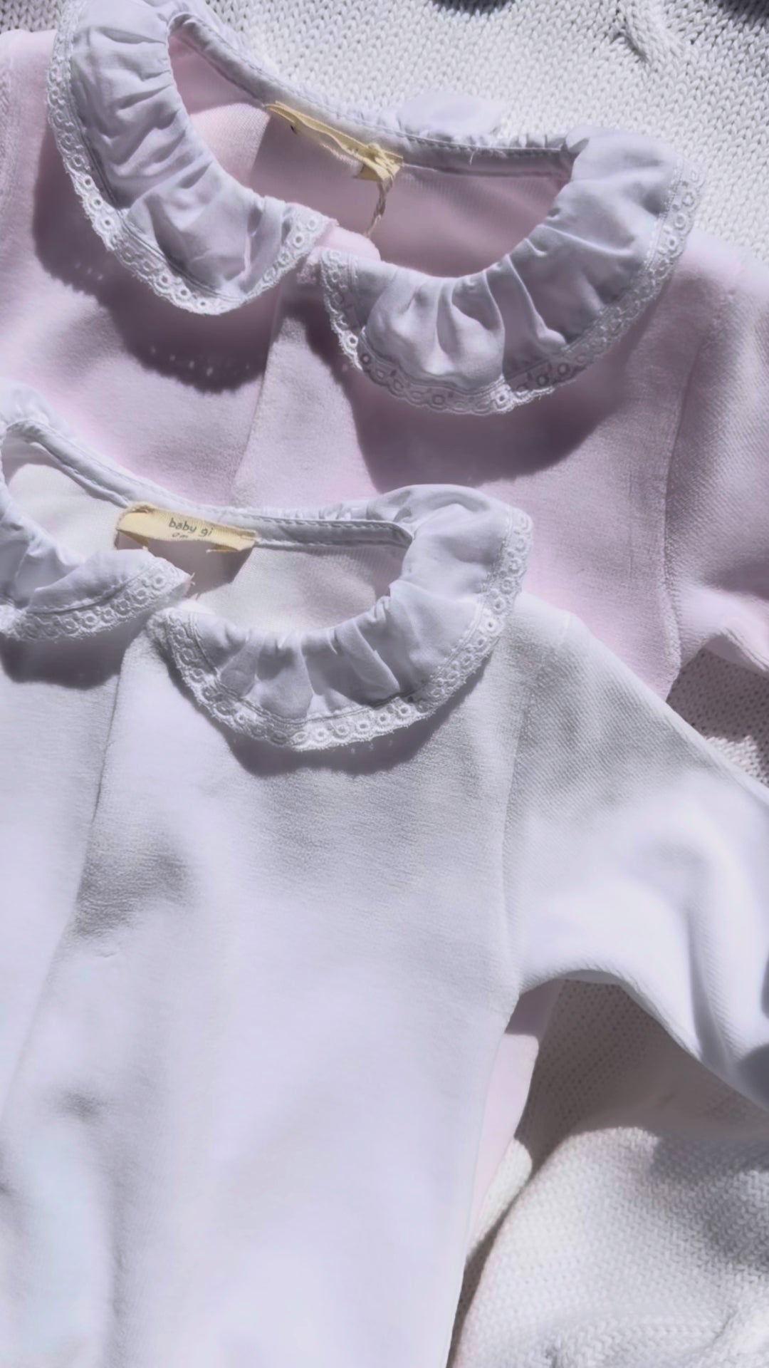 Baby Gi Velours Boxpakje met Broderie Kraag | Wit & Lichtroze
