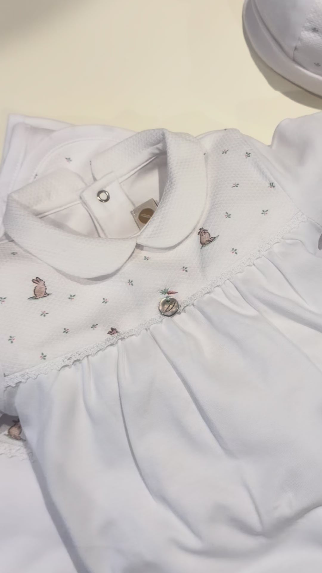 Boxpakje wit met kraagje en geborduurde konijntjes - Pureté du Bébé