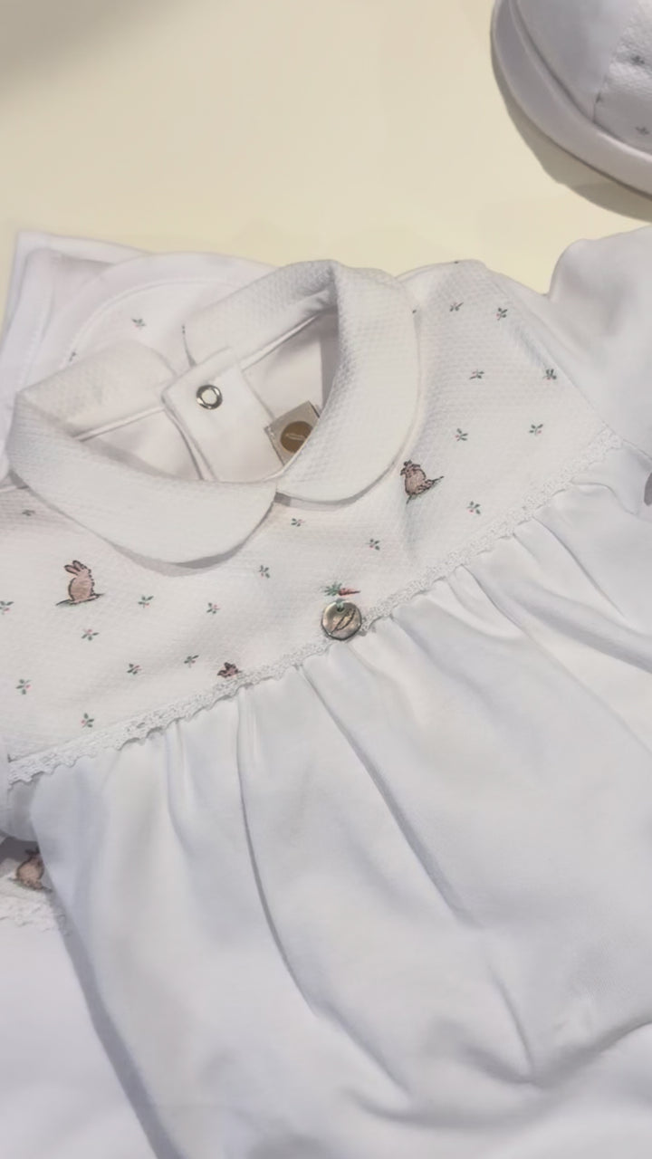Boxpakje wit met kraagje en geborduurde konijntjes - Pureté du Bébé