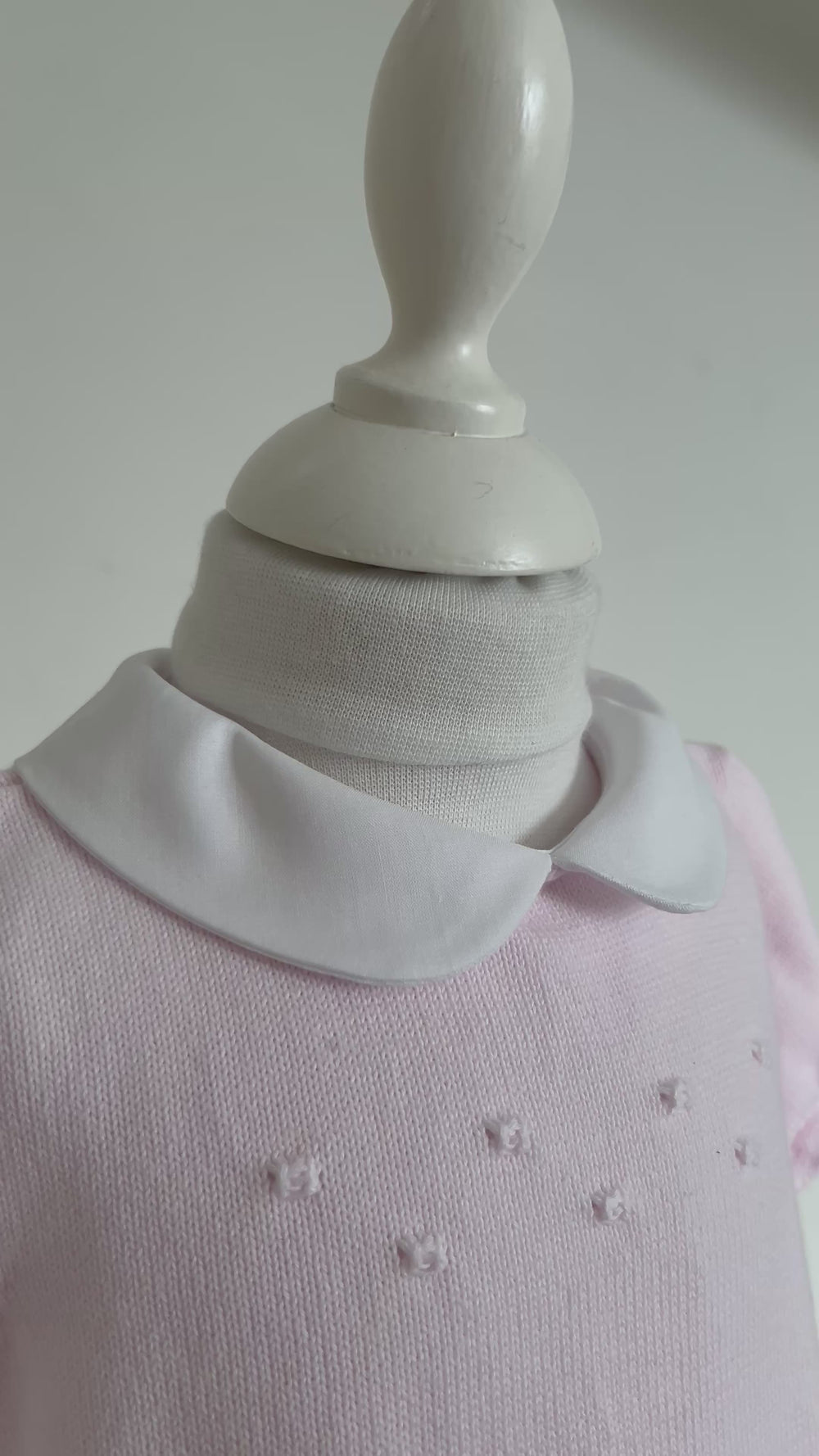 Babyjurkje met korte mouwtjes gebreid met peter pan kraag van Martin Aranda 