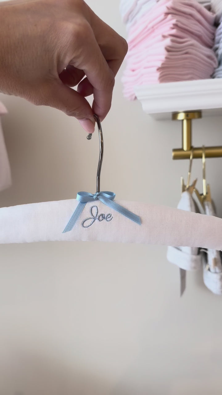 Gepersonaliseerde Babykledinghanger – Handgemaakt in Eigen Atelier | Little Mack