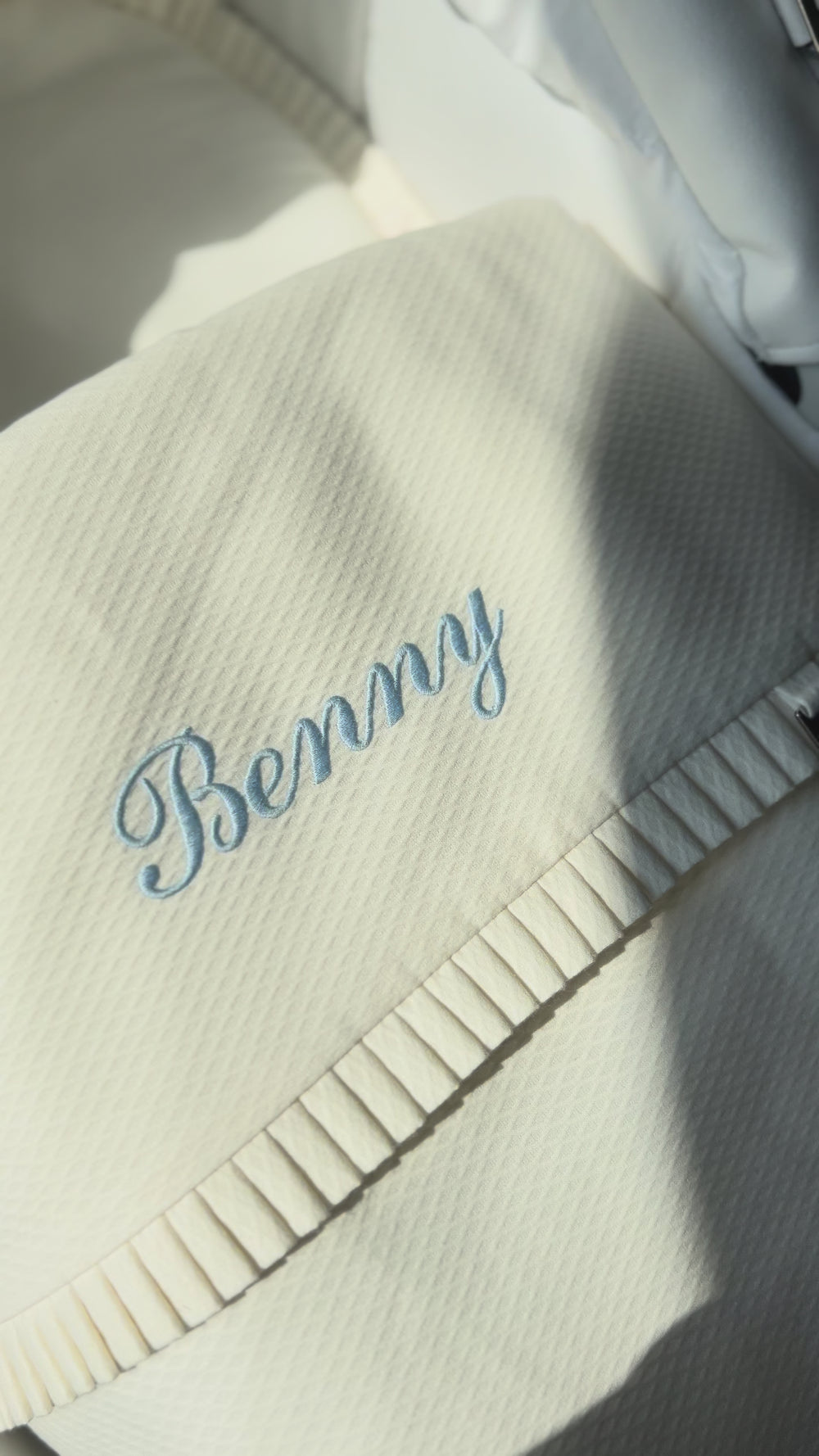 Voetenzak voor de reiswieg in beige gepersonaliseerd met naam in lichtblauw 