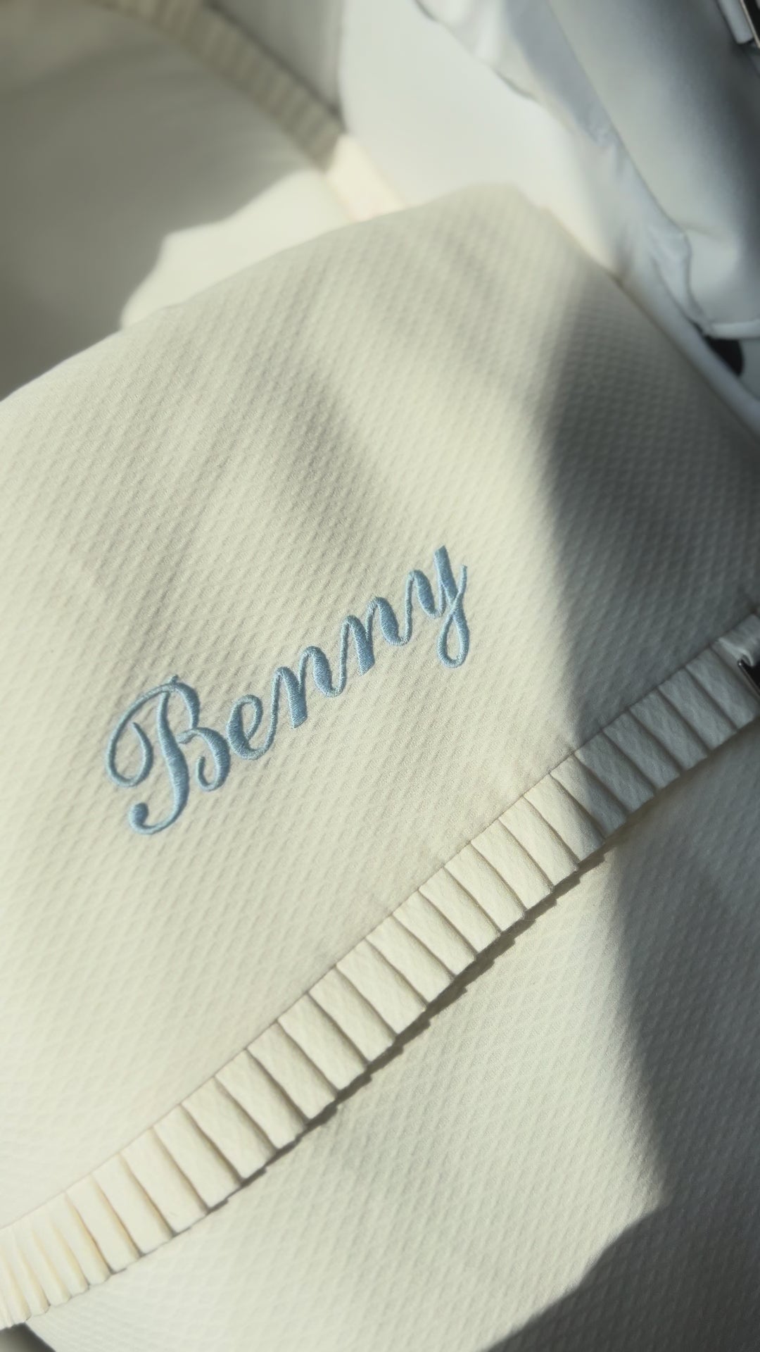 Voetenzak voor de reiswieg in beige gepersonaliseerd met naam in lichtblauw 