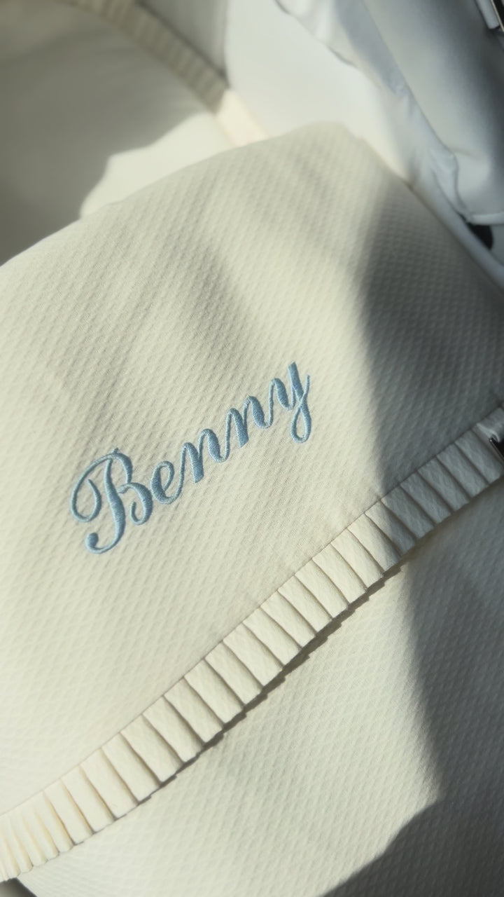 Voetenzak voor de reiswieg in beige gepersonaliseerd met naam in lichtblauw 