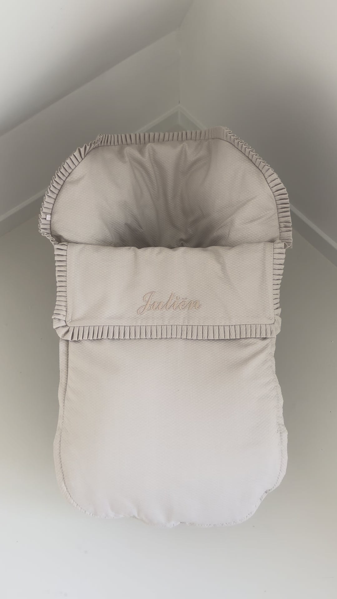 Camel kleurige hoes voor de Cybex autostoel gepersonaliseerd met naam