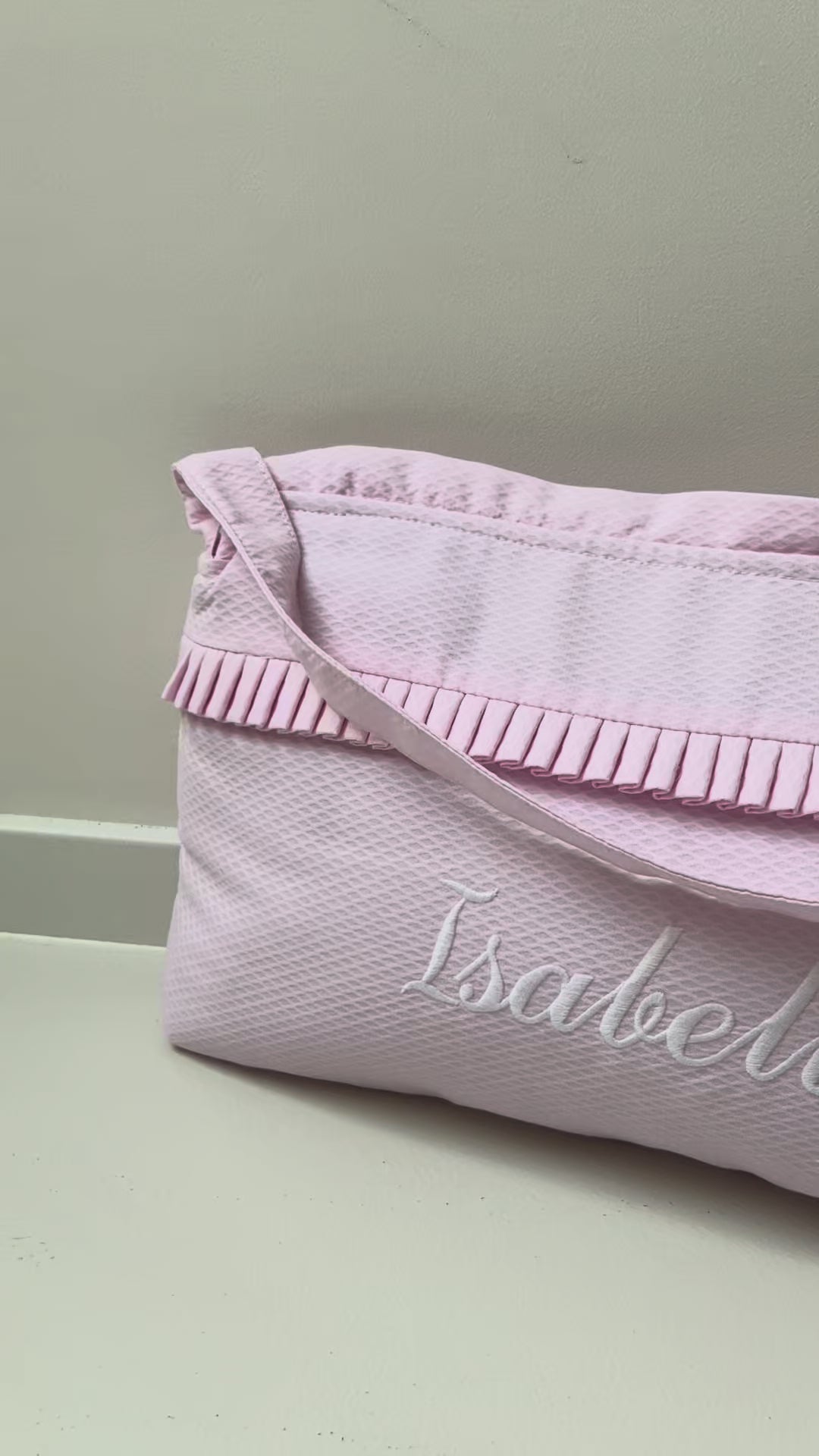 Lichtroze citybag luiertas met witte gepersonaliseerde naam