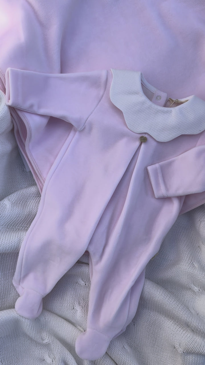 Baby Gi Velours Boxpakje met Witte piqué Kraag | Lichtroze