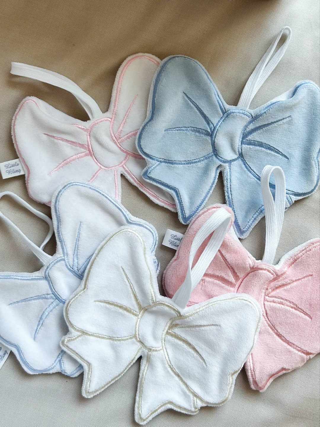 Speendoek bow + initiaal (div. kleuren) - Little Mack